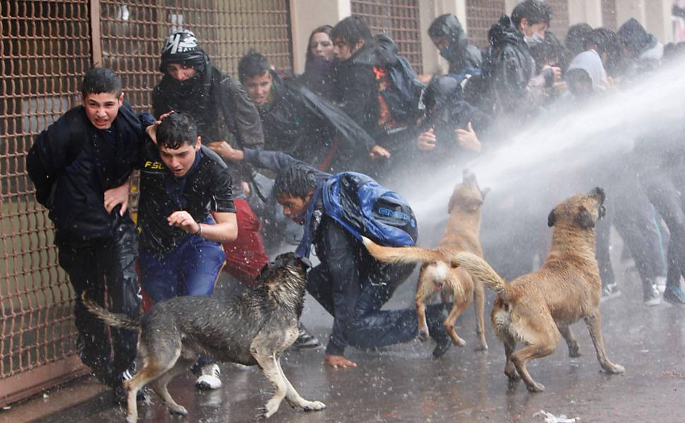 Jato d‘água lançado pela polícia atinge protesto de estudantes chilenos por melhorias no ensino, em Santiago