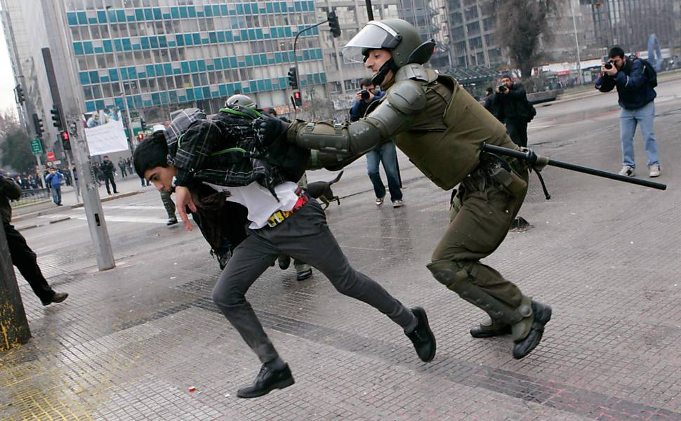 Estudante chileno é detido policial durante protesto por melhorias no ensino, em Santiago