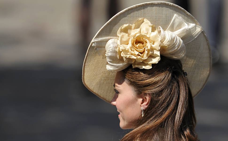 Catherine Middleton, que se casou em abril com o príncipe William, ostenta chapéu extravagante na chegada ao casamento de Zara e Mike