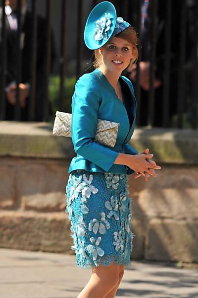 A princesa Beatrice chega para o casamento de Zara Phillips em Edimburgo (Escócia)