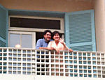 Esta imagem de arquivo mostra William e Fátima na sacada do apartamento onde viviam, no Rio de Janeiro