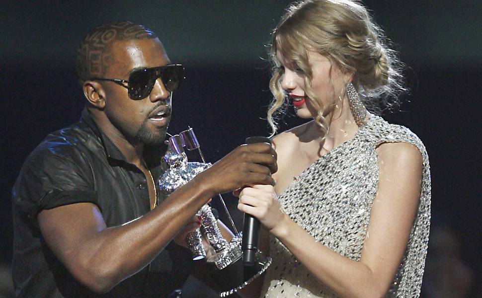 Taylor Swift recebe do rapper Kanye West o prêmio de melhor videoclipe de artista feminino, durante o VMA de 2009, em Nova York (EUA)