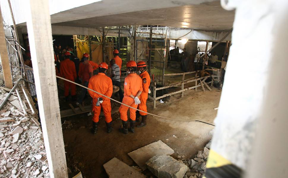 Elevador de obra despenca do 20º andar 60 metros e mata 9 operários