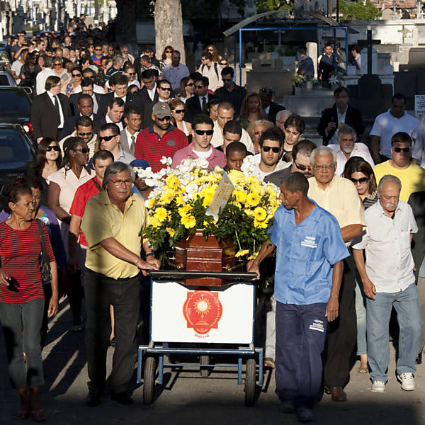 Parentes e amigos acompanham o enterro da juíza Patrícia Acioli