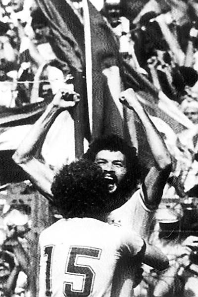 Sócrates é abraçado por Falcão após gol na partida contra a Itália, no estádio Sarriá, em Barcelona, na Copa-1982 Leia Mais