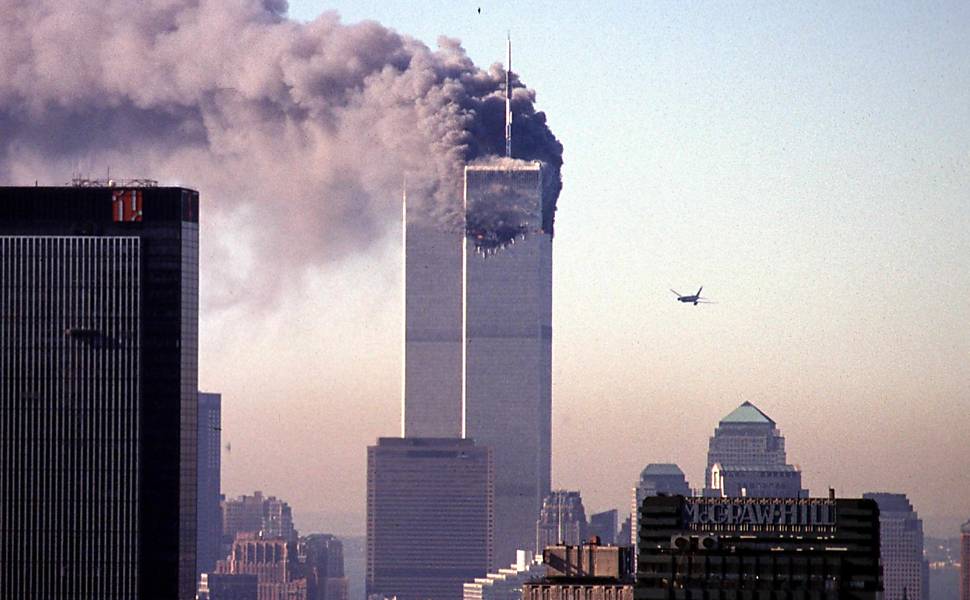 Segundo avião sequestrado vai em direção ao WTC, em Nova York