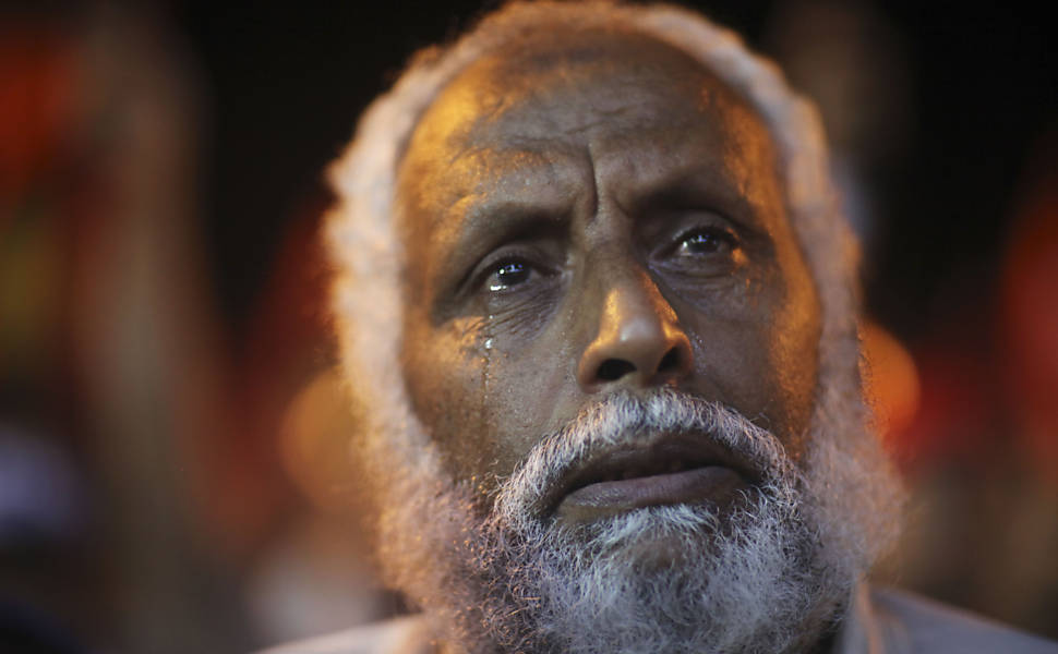 Salem Hasam Ali, 62, comerciante, chora ao ouvir o hino nacional da Líbia pré-Gaddafi em Bengazi, Líbia; veja mais imagens