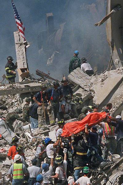 Bombeiros resgatam corpo entre destroços das Torres Gêmeas