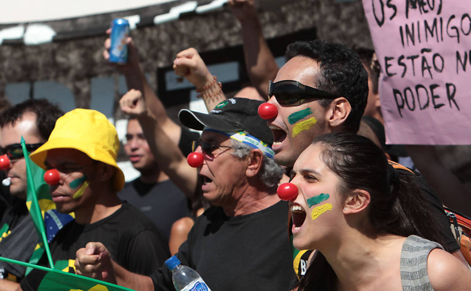 Convocados pela internet, manifestantes participam em Brasília de ato contra a corrupção   Leia Mais