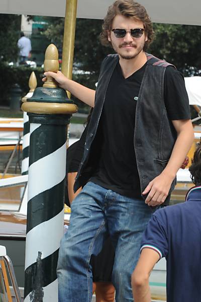 O ator Emile Hirsch desembarca no Lido, em Veneza; Hirsch integra o elenco do longa "Killer Joe", que compete pelo Leão de Ouro no Festival de Veneza