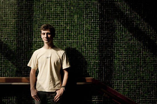 Henrique Fanini Leite, 19, primeiro colocado no Enem 2007, estuda no ITA e lançou livro com dicas sobre vestibulares