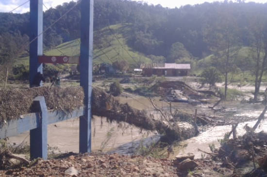 Ponte sobre o rio Itajaí-Açu, em Aurora (SC), desabou com a força das águas e deixa comunidade isolada