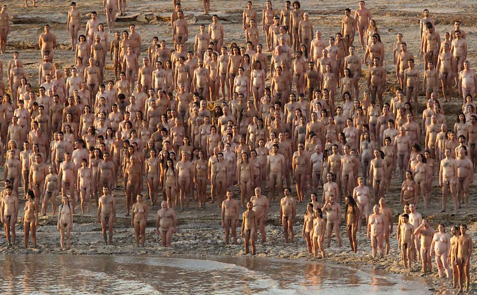 Mais de 1.000 posam nus para o fotógrafo americano Spencer Tunick, no Mar Morto, em Israel Leia mais