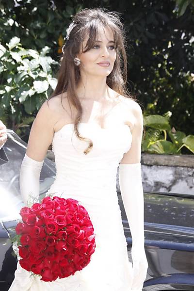 A noiva escolheu buquê de rosas vermelhas Leia mais