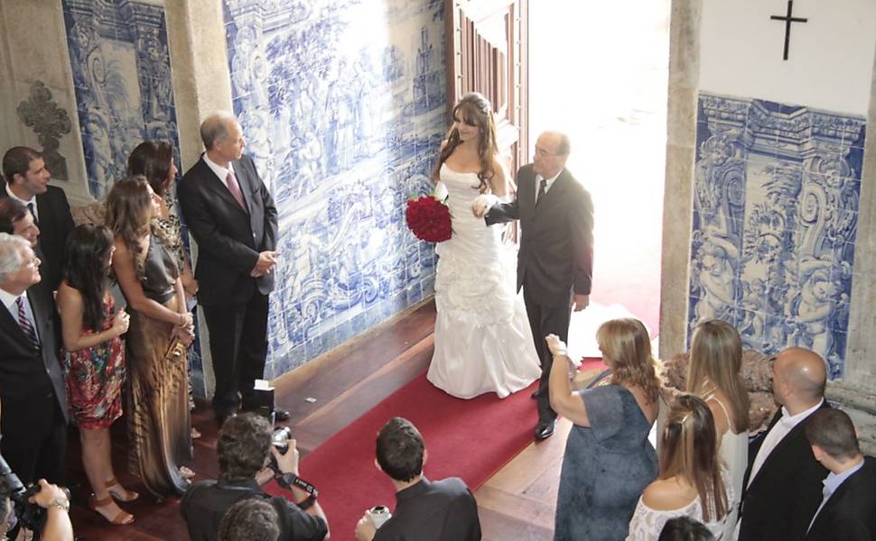 Carla Vilhena entra na igreja Leia mais