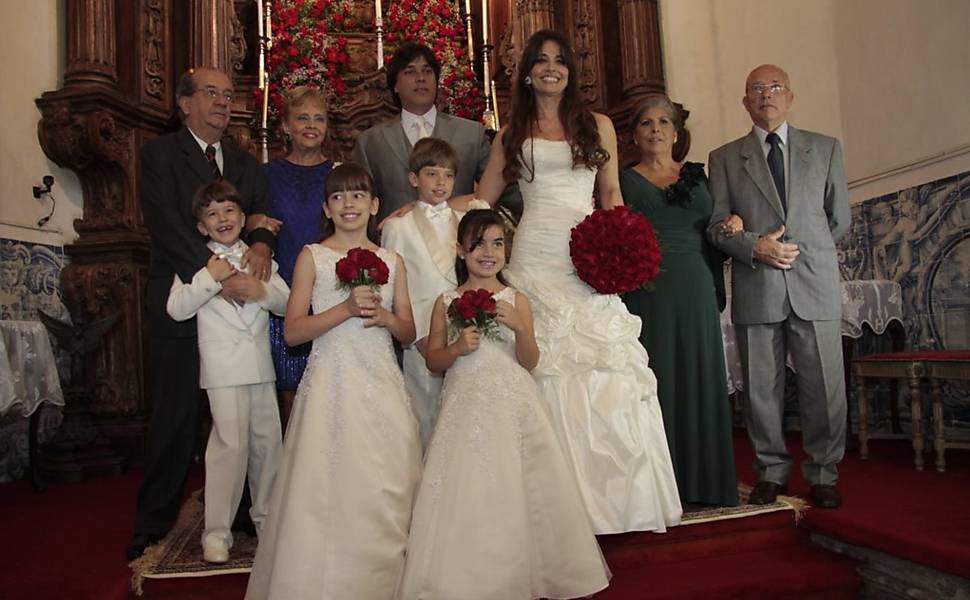 Carla e o noivo, Carlos Monnerat, com a família, à frente, os filhos dela com Chico Pinheiro Leia mais