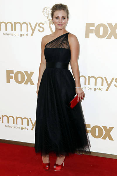 Kaley Cuoco, a Penny de 'The Big Bang Theory', chega ao Teatro Nokia para a cerimônia de premiação do Emmy, em Los Angeles; veja a lista de vencedores da noite