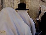 Judeus oram no Muro das Lamentações, local sagrado do judaísmo, por ocasião da chegada do Yom Kippur, em Jerusalém 