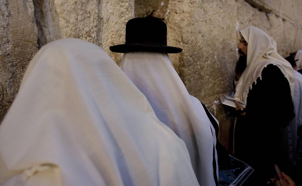 Judeus oram no Muro das Lamentações, local sagrado do judaísmo, por ocasião da chegada do Yom Kippur, em Jerusalém 