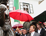 O ex-governador da Califórnia, Arnold Schwarzenegger Toca a estátua feita em sua homenagem, durante a abertura do museu Arnold Schwarzenegger, na cidade de Graz, na Austria Veja mais fotos