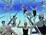 Nadadores das categorias júnior e amador, pousam para foto, na piscina do parque aquático que será palco das olímpiadas de 2012, em Londres, na Inglaterra