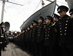 Uma turma de 250 cadetes da escola naval de São Petesburgo, fazem o juramento a bandeira durante uma formatura a bordo do "Aurora Cruise", em São Petesburgo, na Rússia