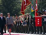 O presidente Abdullah turco Gul e a presidente Dilma Rousseff passam em revista a guarda de honra durante uma cerimônia de boas-vindas no Palácio Presidencial de Ancara, na Turquia