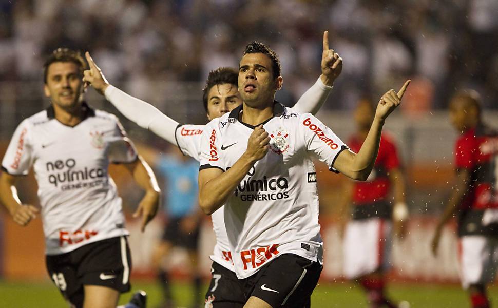 Leandro Castán comemora o primeiro gol do Corinthians contra o Atlético-GO Leia mais