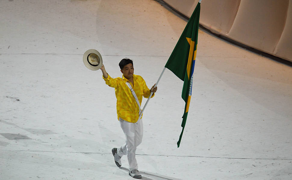 Hugo Hoyama carrega a bandeira brasileira na cerimônia de abertura Acompanhe