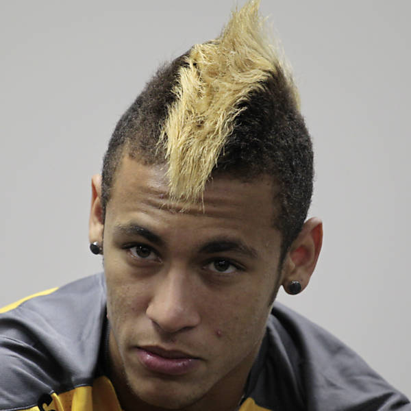 Neymar com o modelinho agora pintado de loiro bem claro Leia mais