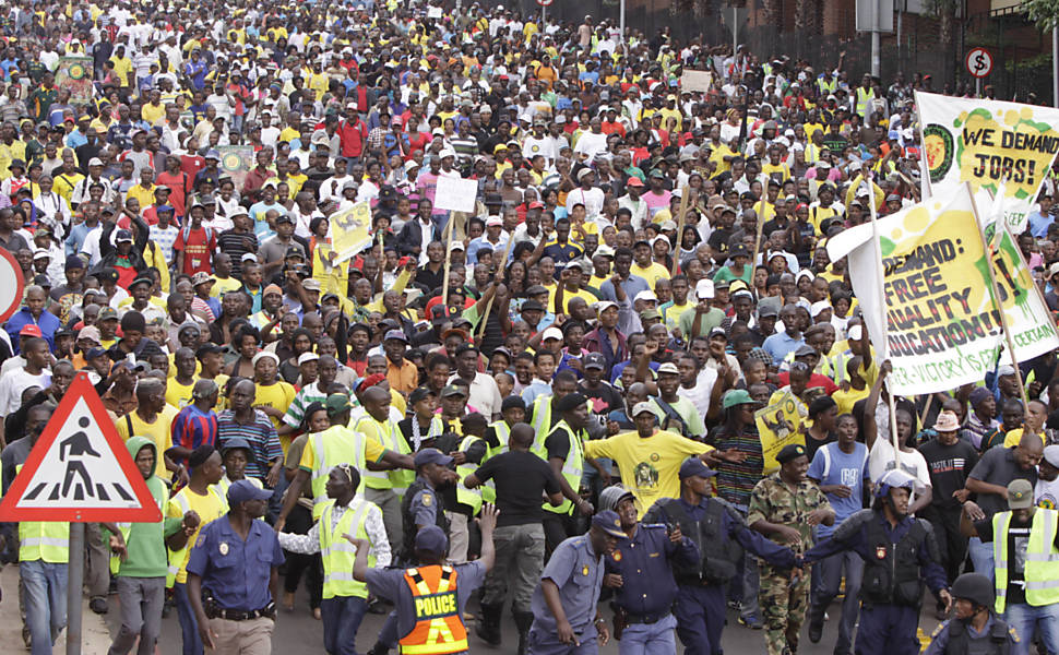 Jovens participam de protestos convocados por Julius Malema, líder militante da Liga Jovem do ANC (Congresso Nacional Africano) Leia Mais