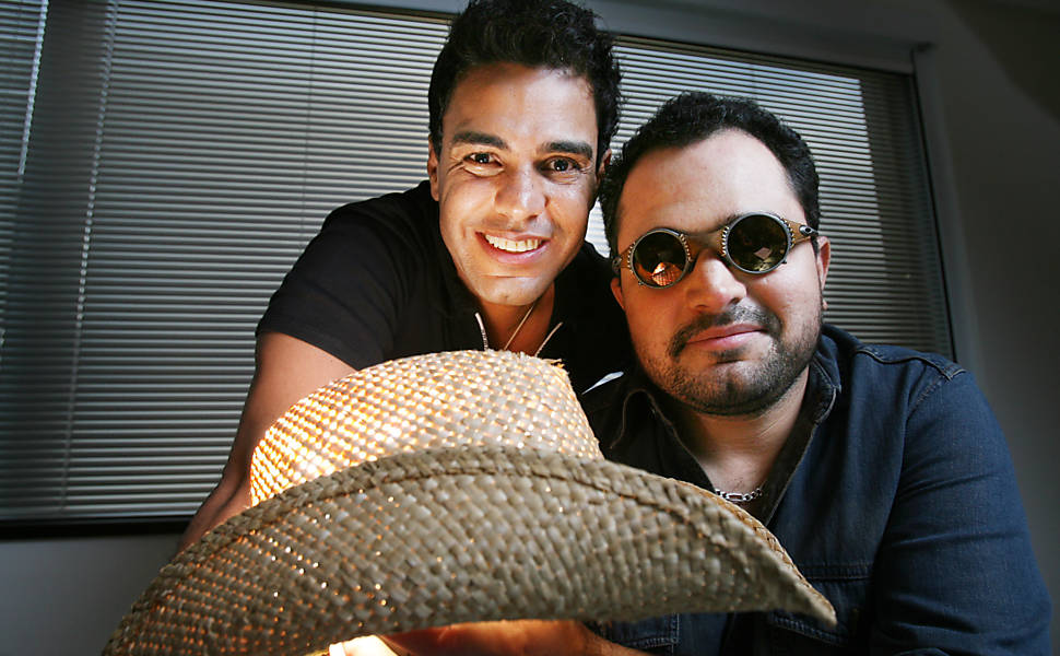 Zezé di Camargo e Luciano no escritório da dupla de música sertaneja em Aphaville, em São Paulo, à epoca de lançamento de novo disco Leia Mais
