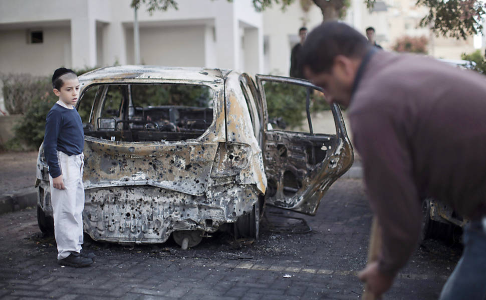Carro pegou fogo após onda de violência na Faixa de Gaza; Israel e Gaza têm dez mortos em 24h Leia mais