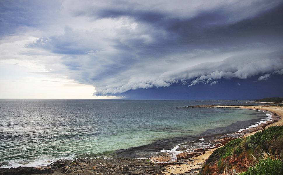 O calendário também traz informações sobre as variações do clima nas 12 principais cidades australianas. Na imagem, uma tempestade se aproxima da Baía de Undertown, no sudeste de Victoria Leia Mais