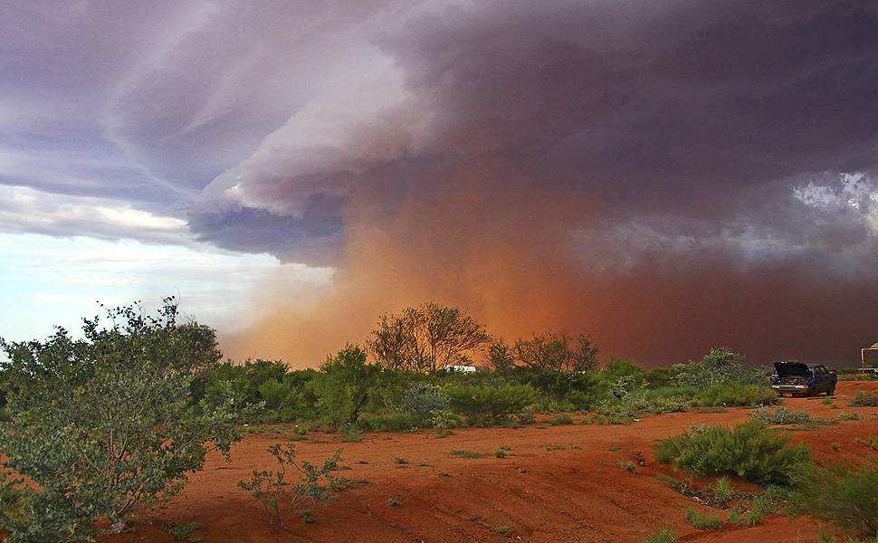 O calendário é feito todos os anos com imagens escolhidas em um concurso nacional. Na foto, uma tempestade de areia em Warralong, no noroeste da Austrália Leia Mais
