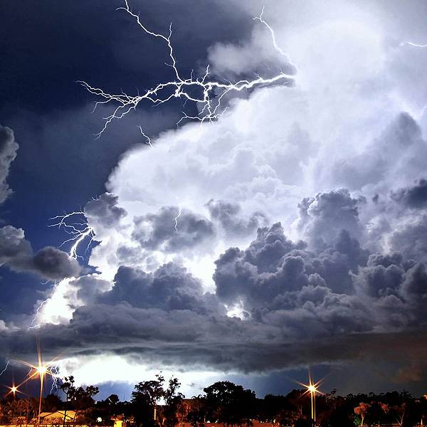 Raios em uma tempestade tropical em Darwin, no norte do país. No período mais úmido do ano, entre outubro e abril, a região tem mais tempestades e chuvas de monção. Em dezembro, Darwin chega a ter 20 dias de trovoadas Leia Mais