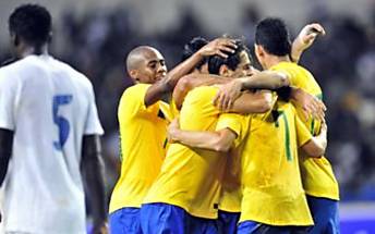 Brasileiros celebram o segundo gol na vitria sobre o Gabo