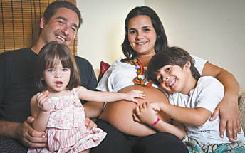 Giovanna Zambardoni e o marido Daniel Vernier com os filhos Manuela, 2, e Lucas, 6.