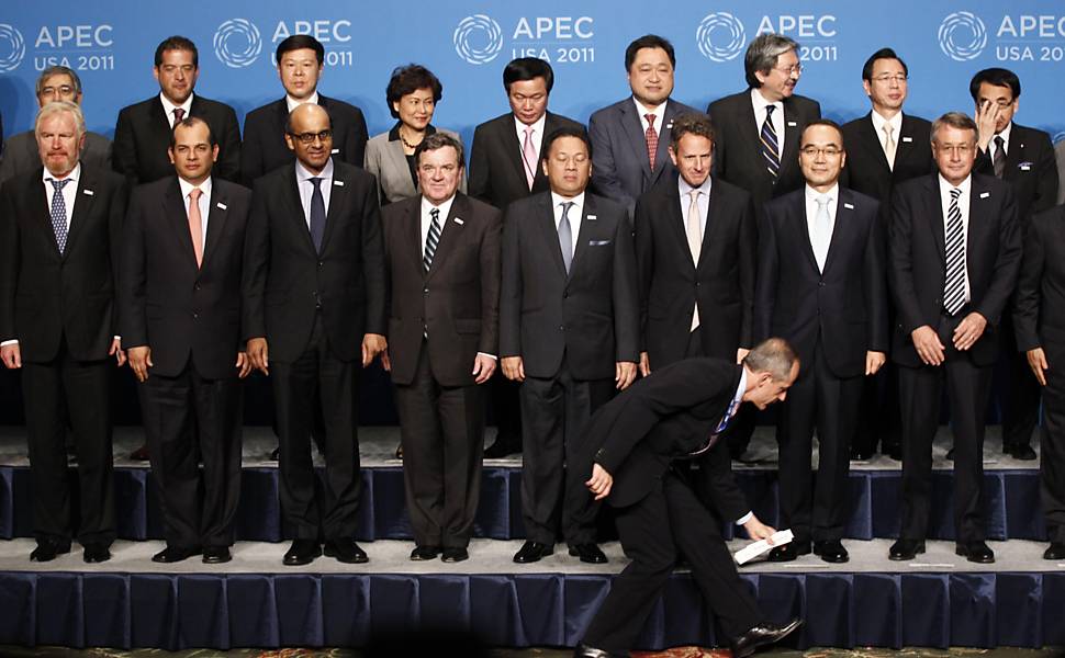 Ministros das Finanças de diversos países posam para foto após seu primeiro encontro no Foro de Cooperação Econômica Ásia-Pacífico (APEC)