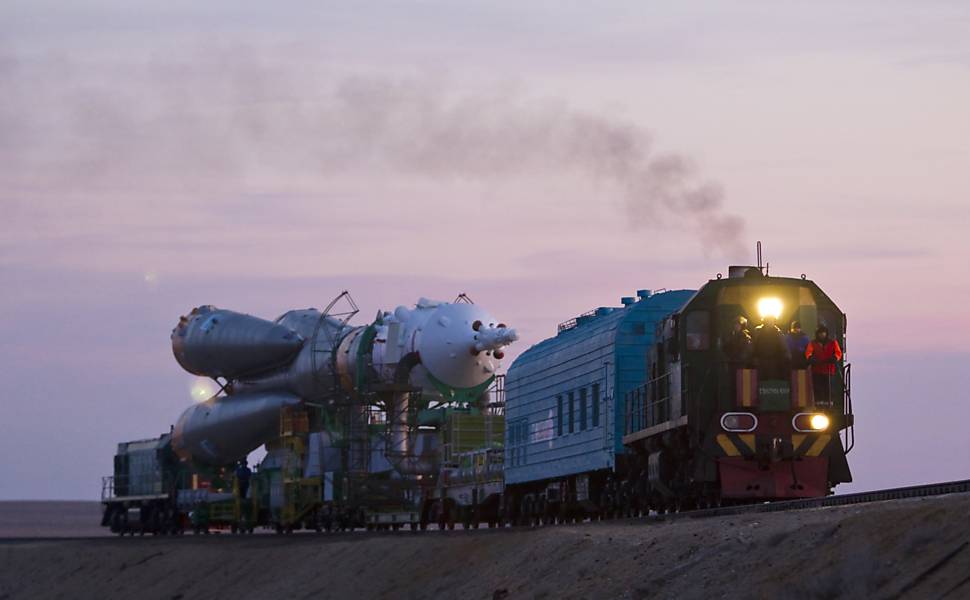 Foguete Soyus TMA-22 é transportado para a plataforma de lançamento em Baikonur, no Cazaquistão