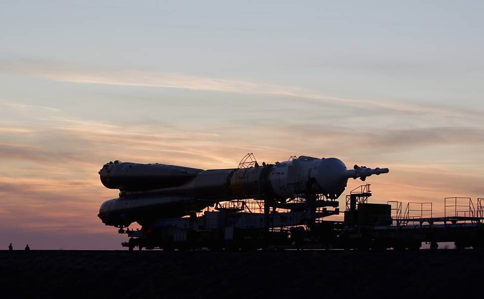Russos iniciam os preparativos finais para colocar a nave Soyuz no
espaço; tripulação será enviada à ISS Leia Mais