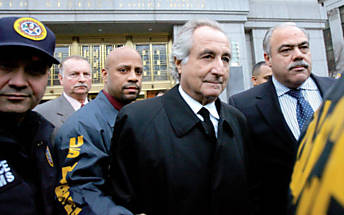 O investidor Bernard Madoff, acusado de fraude no sistema financeiro, deixa o tribunal, em Nova York (EUA)
