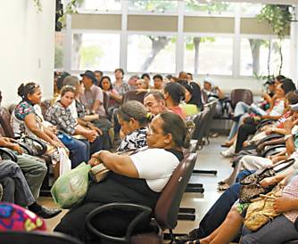 Pacientes aguardam por atendimento no Hospital de Cncer de Barretos, que atualmente tem deficit de especialistas