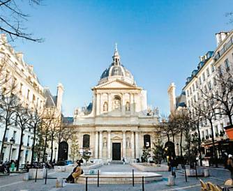 Praa em frente a uma das entradas da prestigiosa Universidade Sorbonne, em Paris