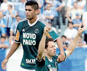 Cicinho (dir.), acompanhado por Luan, celebra o primeiro gol do Palmeiras