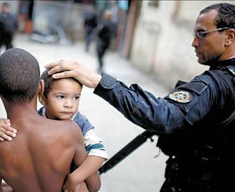 Policial acaricia criana na Rocinha
