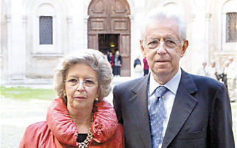 O economista Mario Monti e sua mulher, Elza, aps missa