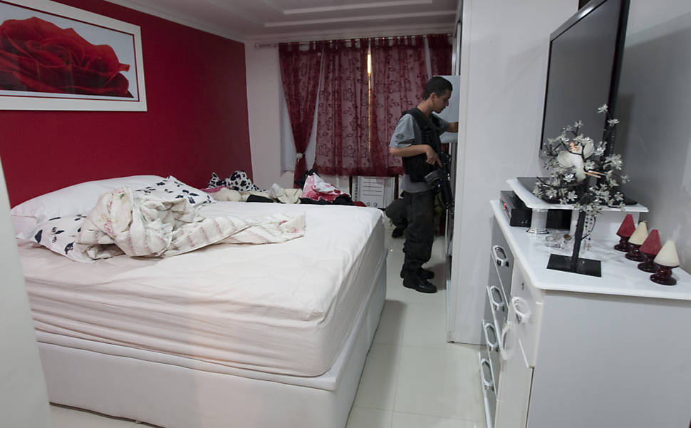 Policiais vasculham quarto de uma das casas que pertenceria a Nem, que chefiava o tráfico na favela da Rocinha Leia Mais