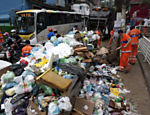 Lixo acumulado em uma rua da favela da Rocinha; serviço de limpeza foi retomado nesta segunda-feira Leia mais