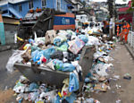 Lixo acumulado em uma rua da favela da Rocinha; serviço de limpeza foi retomado nesta segunda-feira Leia mais
